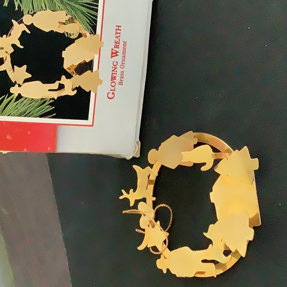 Glowing Wreath brass ornament